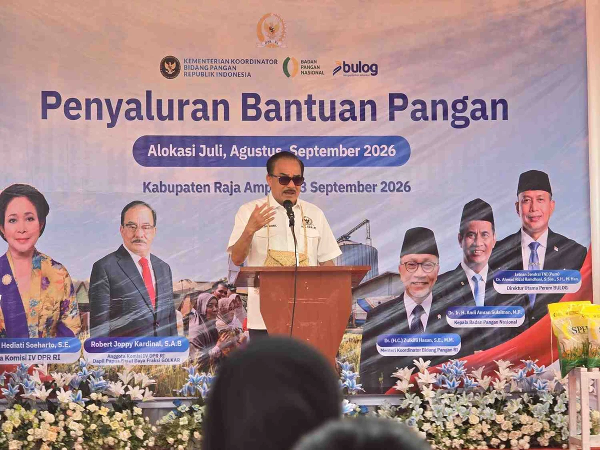 Kegiatan penyaluran bantuan pangan di Kantor Distrik Kota Waisai, Raja Ampat