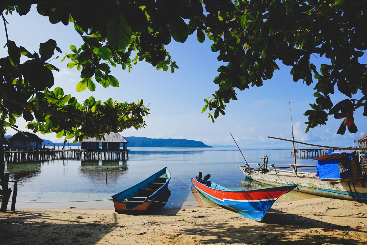 Perahu berwarna di pantai Kampung Sawinggrai, Raja Ampat